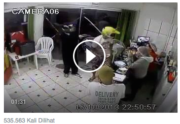[VIDEO] DOR! Perampok Berpistol Terekam CCTV Ditembak Mati di Detik 0:36. Dramatis!