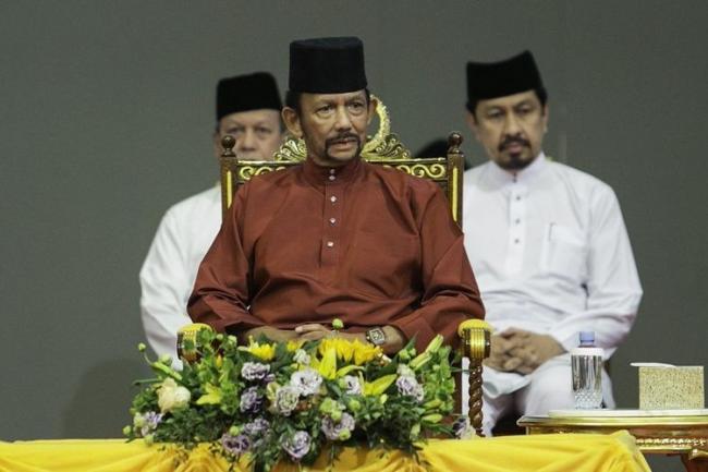 Sultan Brunei Tunda Pemberlakuan Hukum Mati LGBT