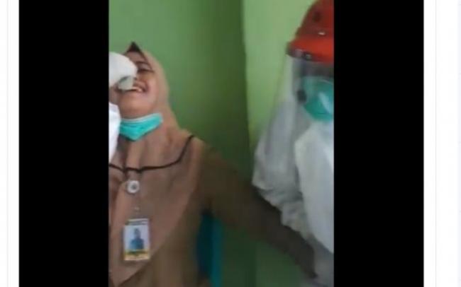 Grogi Dites Swab, Perempuan Ini Reflek Pegang Kemaluan Petugas Medis