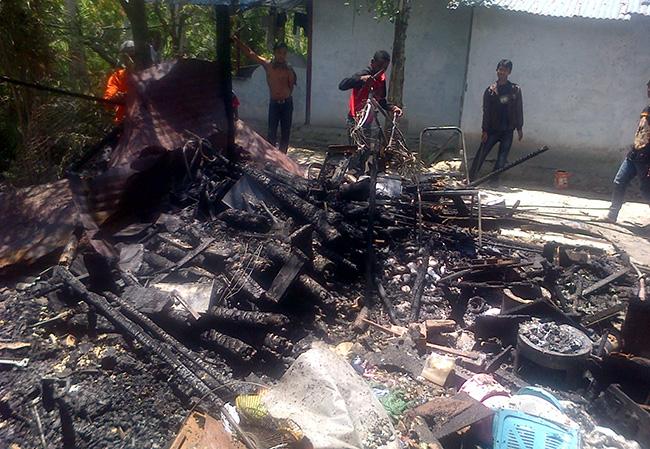 Cuma Ditinggal 10 Meter, Rumah Nuriyah Dilalap Api