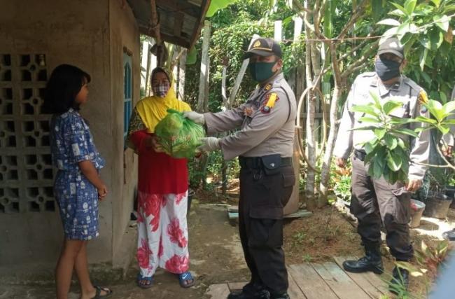Sat Binmas Polres Lingga Beri Sembako untuk Warga Kurang Mampu