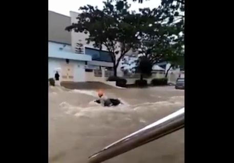 Video: Pemotor Tumbang Disapu Banjir di Panbil