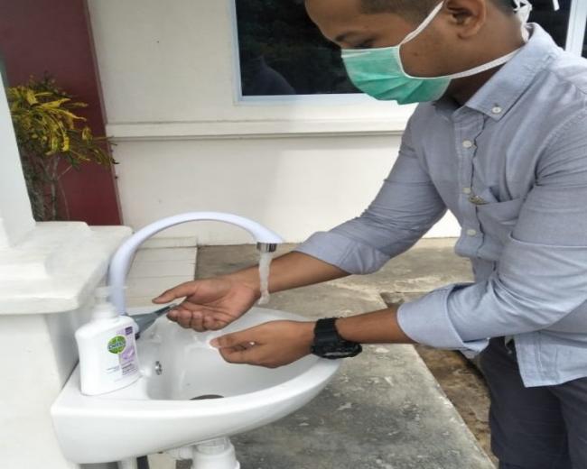 Cegah Covid-19, BRK Capem Daik Sediakan Westafel dan Hand Sanitizer untuk Nasabah