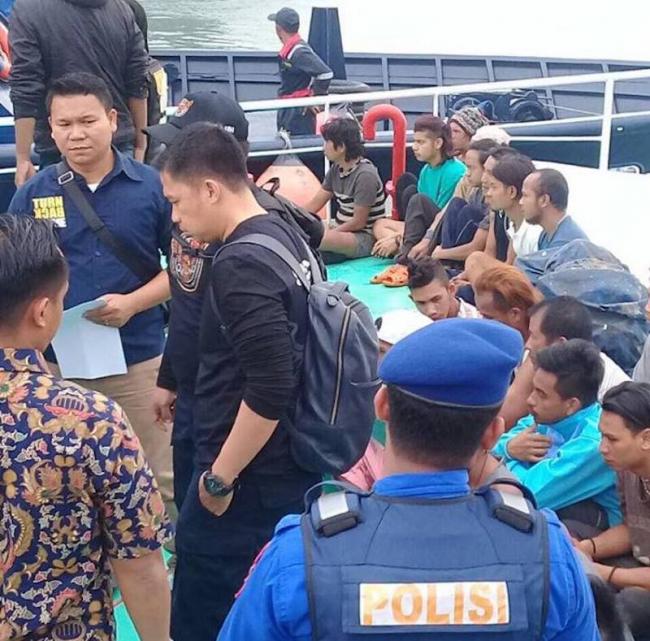 Penampakan Para Tersangka di Kapal Sabu Tangkapan DJBC Kepri