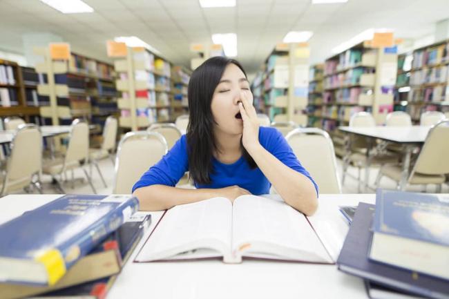 Sering Mengantuk Padahal Sudah Cukup Tidur? Ini 5 Penyebabnya!
