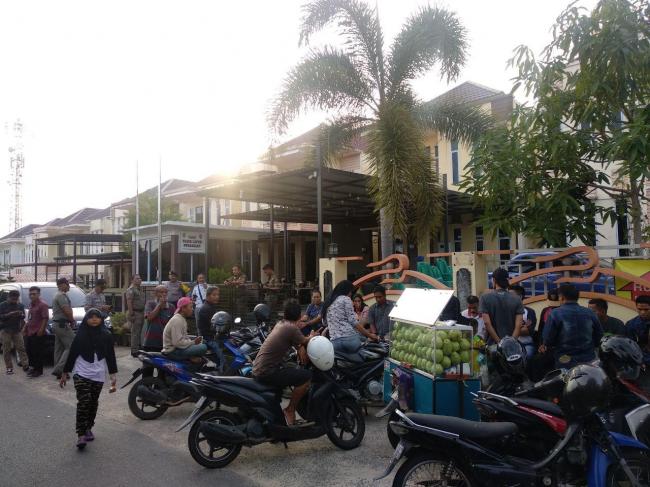 PKL Tepi Laut Unjuk Rasa di Depan Rumah Wali Kota Tanjungpinang