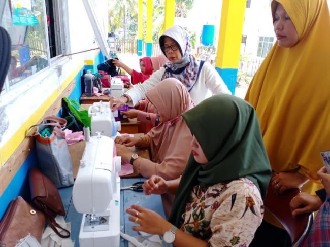 PKK Natuna Berdayakan SKB Produksi Masker Cegah Covid-19