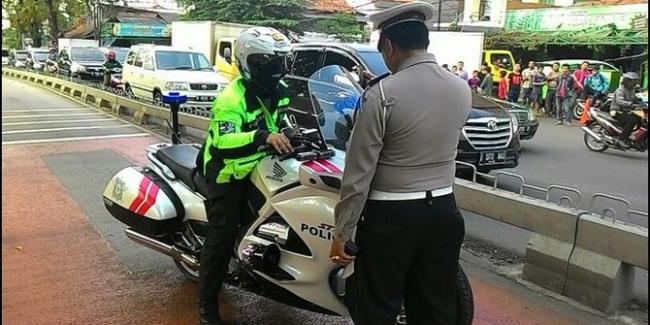 Ngakak Lihat Polisi Gadungan Ini, Seragam Serba Polisi Motor Seharga Rp 200 Juta