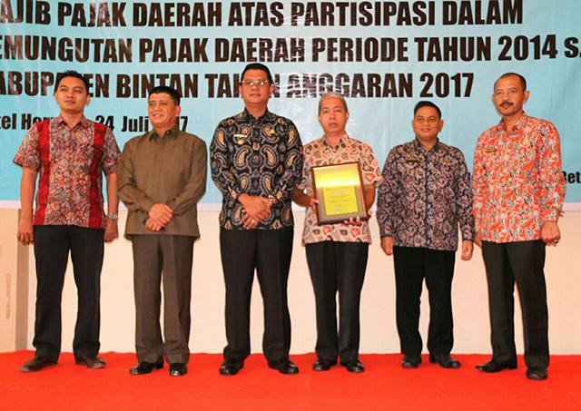 Bupati Apri Sujadi Beri Penghargaan 43 Wajib Pajak Teladan se-Kabupaten Bintan