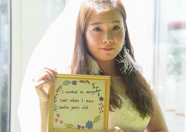 Datangi Tempat Latihan, Wanita dengan Gaun Pengantin Ingin Nikahi Totti