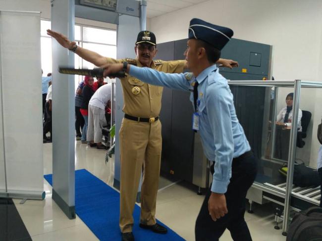 Petugas Periksa Bupati Natuna Pakai Metal Detector, 4 Fakta di Balik Operasi Terminal Sipil Bandara 