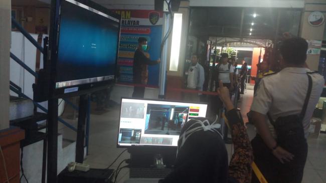 Pintu Kedatangan di Pelabuhan Karimun Dipasang Pendeteksi Suhu Tubuh