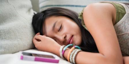 Polisi: Jangan Menaruh Ponsel di Bawah Bantal Saat Tidur 