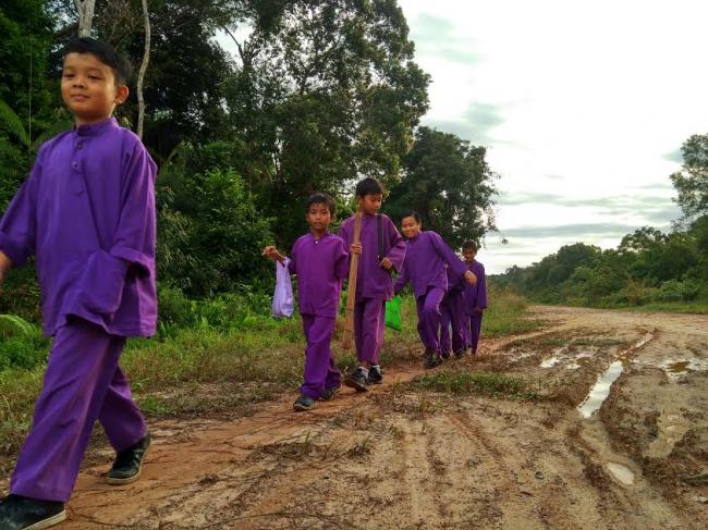 Ke Sekolah, Bocah Kepri Melewati Hutan dan Jalanan Becek
