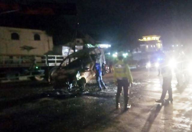 Toyota Avanza Putih Hangus Terbakar di Dekat Simpang Gelael Batam