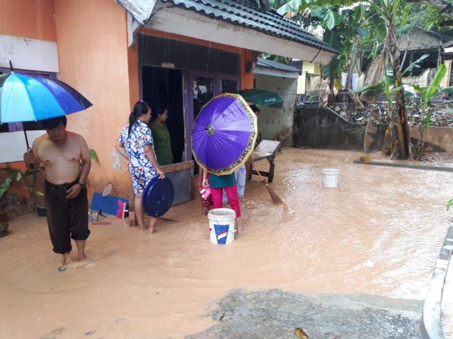 Warga Tiban Koperasi Rayakan Idul Adha di Tengah Banjir