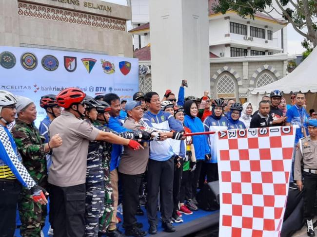 Hadir di Acara Batam Bersepeda, Ini Bisikan Isdianto ke Rudi
