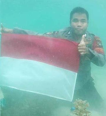 Kibarkan Bendera di Bawah Laut, Bhabintimbas Ini Kenalkan Terumbu Karang Mapur