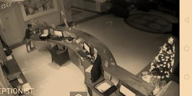Terekam CCTV, Bocah 12 Tahun Curi Rp13 Juta dari Meja Resepsionis Hotel