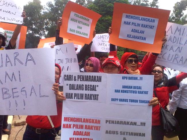 [BREAKINGNEWS]  Unjuk Rasa di Kantor KPU Batam Ricuh, Pendemo: Agus Keluar Kau!
