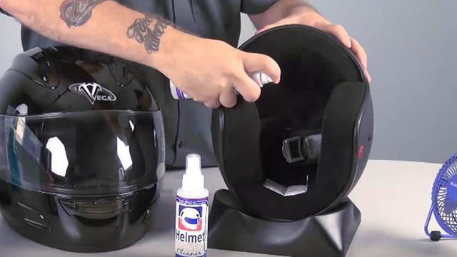 Cara Ampuh Hilangkan Bau Apek pada Helm