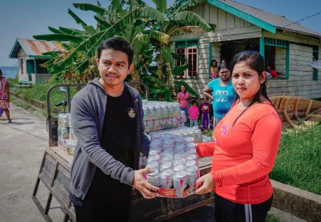 KNPI Lingga Bagikan Minuman Kaleng Untuk Warga Dusun Dapur Arang