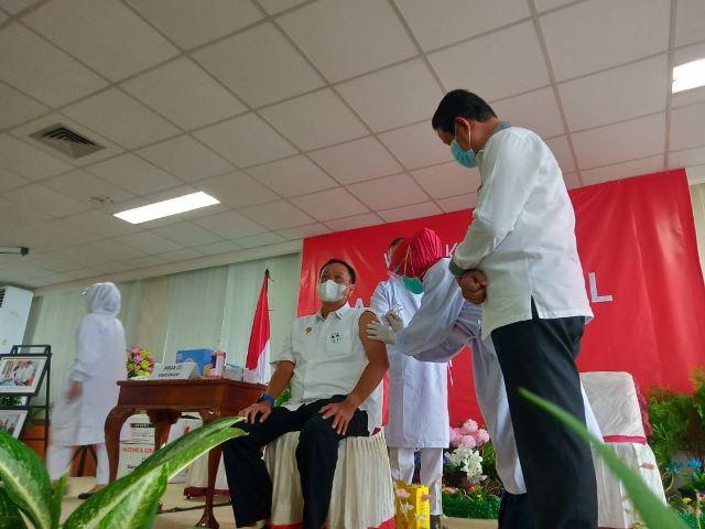 Kepala BIN Daerah Kepri Jadi Orang Pertama Disuntik Vaksin Covid-19