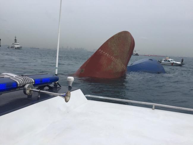 Sudah Tiga Mayat Korban Kapal Tanker Tabrakan Ditemukan