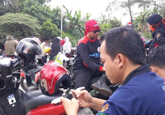 Bosan Nunggu Aksi Demo, Puluhan Buruh Larut dengan Game Mobile Legend
