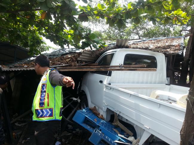 Mobil Terbang Sejauh 5 Meter dan Tabrak Bengkel, Sopir: Saya Lagi Melamun