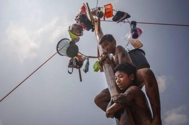 Tentang Panjat Pinang, Lomba Tradisional yang Viral Saat Perayaan 17 Agustus