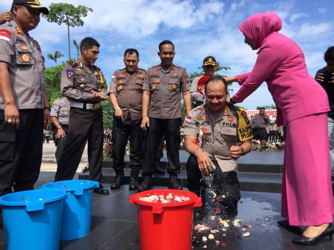  Jadi Kombes, Kapolresta Barelang Mandi Kembang