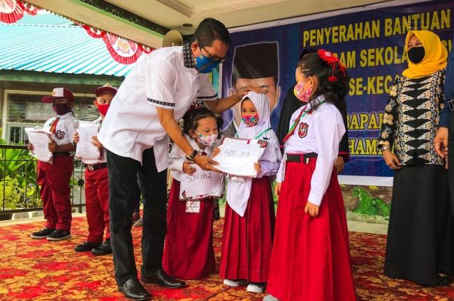 Peserta Didik Baru Tingkat SD se Kota Batam Dapat Seragam Gratis 