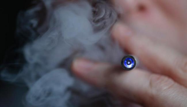 Menkes: Isap Vape Lebih Berbahaya dari Rokok Tembakau