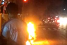 Kendaraan Terbakar di Lampu Merah, Begini Nasib Pemotor ini