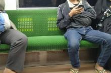 Alasan Pria Duduk Ngangkang di KRL, Ada yang Mengganjal?