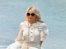 Nikah Cuma 12 Hari, Pamela Anderson Ternyata Diceraikan Lewat Chat