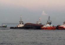 Penampakan Kapal Tanker yang Terbalik di Selat Singapura