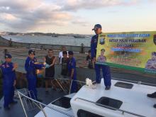 Satpol Air Polresta Barelang Berbagi Takjil di Lautan