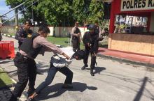 Polres Karimun Gelar Simulasi Cegah Teror, Warga Sempat Heboh