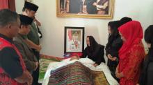 Soerya Respationo Melayat HM Sani di Rumah Duka