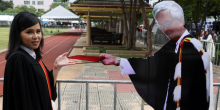 Mahasiswa Thailand Foto Wisuda dengan Patung Kardus Pengkritik Kerajaan