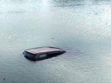 Mobil yang Dikendarai Kepsek SD 005 Tambelan Terjun ke Laut