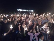 Foto-foto Aksi Bakar Lilin Pendukung Ahok di Welcome to Batam