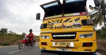 Jalan-jalan dengan Bus Kayu `Legend` Karimun 