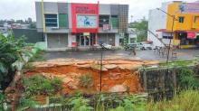 Akibat Hujan Deras Jalan dan Batu Miring Amblas di Botania