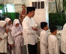 Jokowi Rela Antre saat Buka Bersama Anak Yatim di Istana