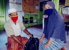 Bidan Polindes di Lingga Ini Bagikan Masker dan Sembako Untuk Warga
