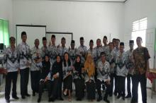 PGRI Bakung Serumpun di Lingga Dikukuhkan, Kadari: Guru Itu Bukan Orang Hebat, Tapi...
