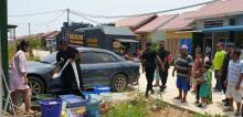 Warga Tanjunguncang Krisis Air, Brimob Kerahkan Mobil Water Cannon 